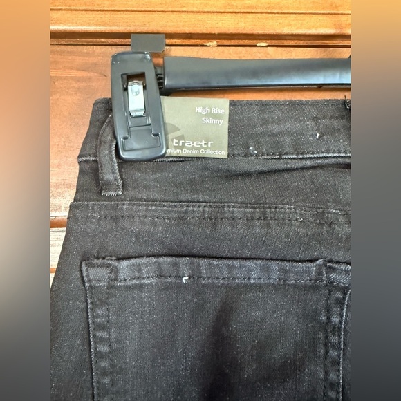 Tractr Black Skinny Jeans 🍸 - Picture 5 of 5